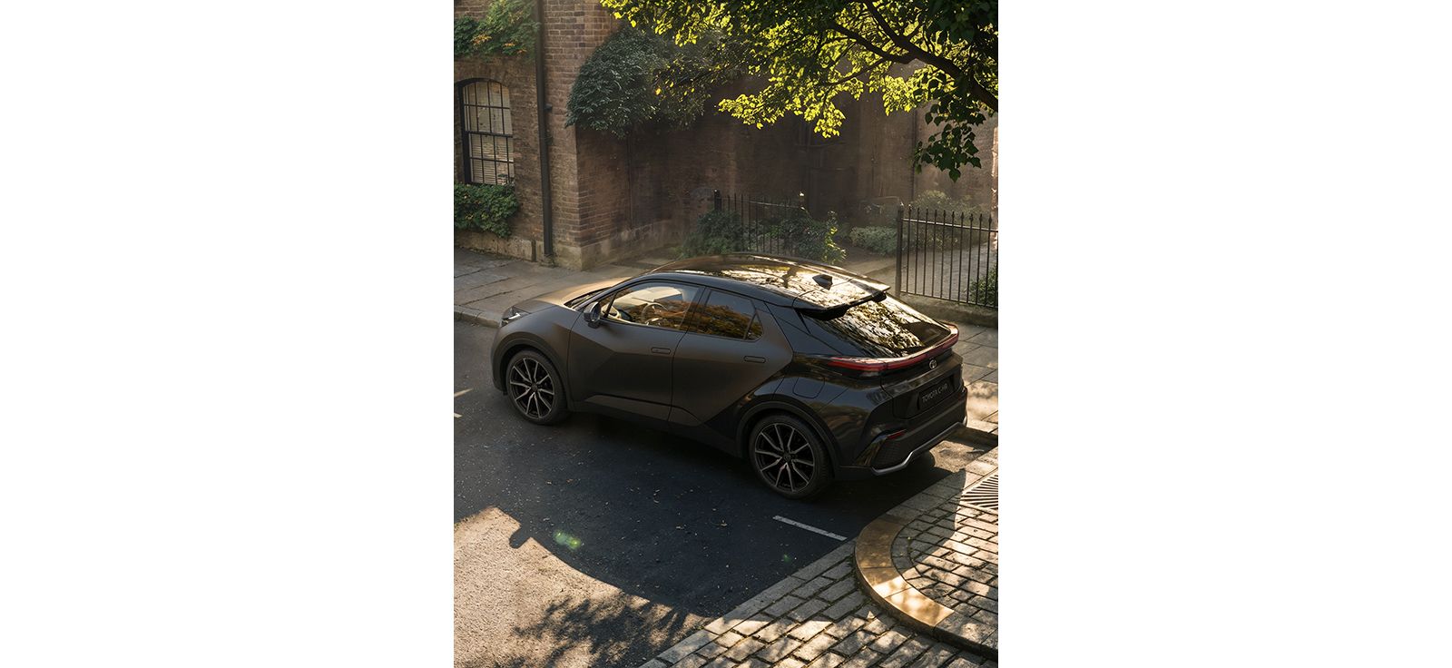 Toyota C-HR conduciendo en entorno urbano