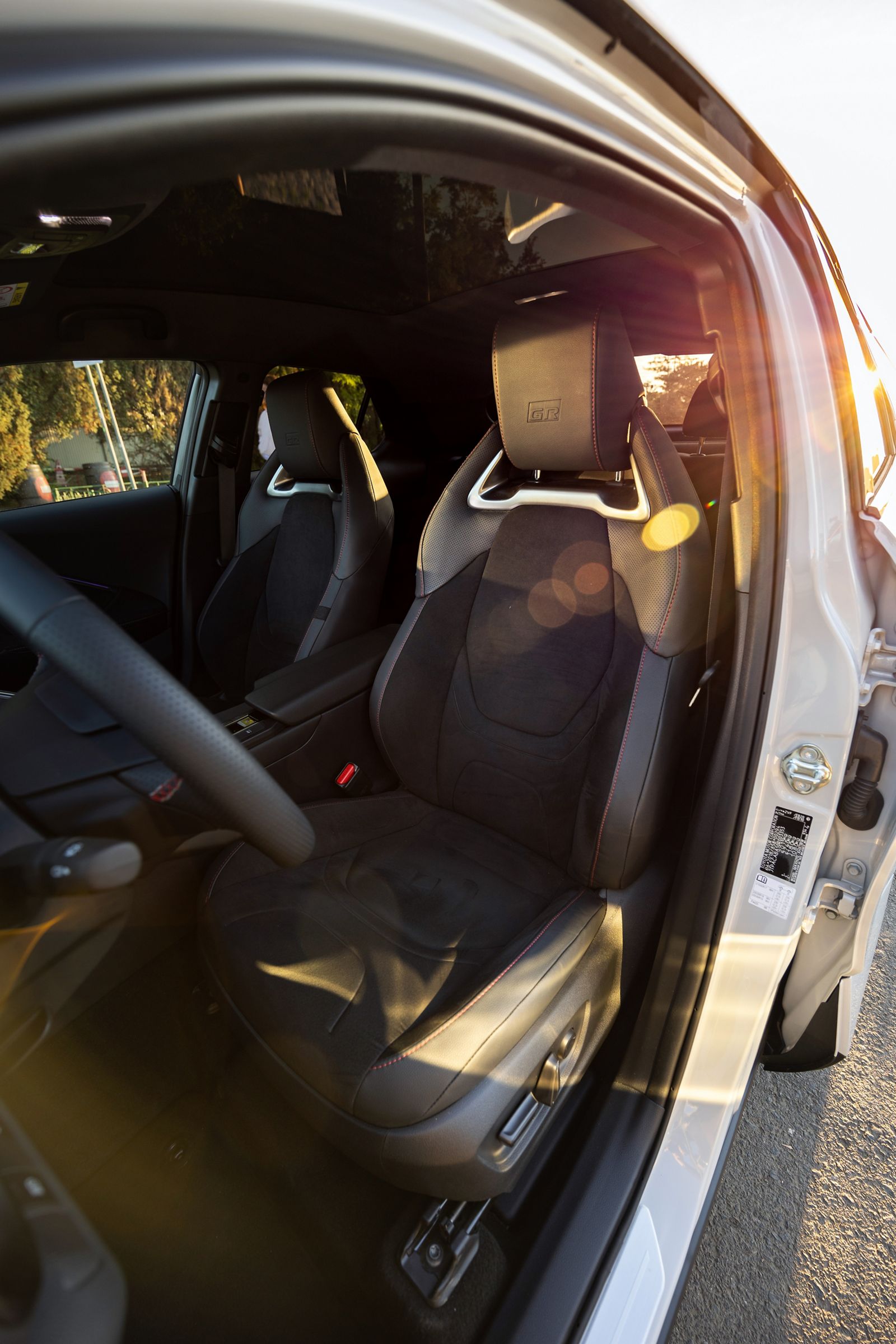 Toyota C-HR interior, o persoana privind interiorul 