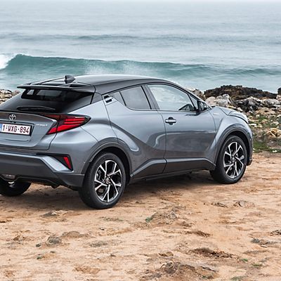 Toyota C HR exterieur achterkant driekwart links stilstaand bij zee:Small Landscape?ts=0&resMode=sharp2&op usm=1.75,0