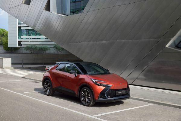 Toyota-C-HR-exterieur-driekwart-linksvoor-4