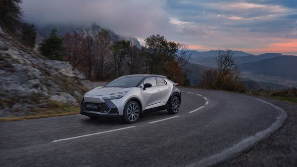 Toyota, C-HR, exterieur, driekwart, rechts, voor, rijdend