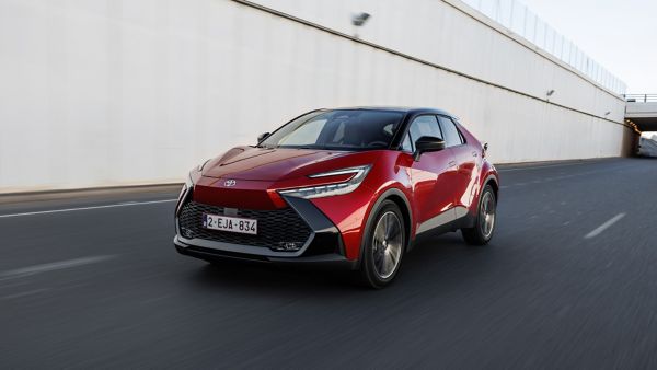 Toyota C-HR exterieur driekwart rechtsvoor rijdend