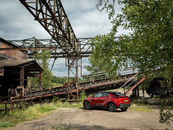 Toyota C-HR, exterieur, linker zijaanzicht, roodkleurig, surrealistische omgeving