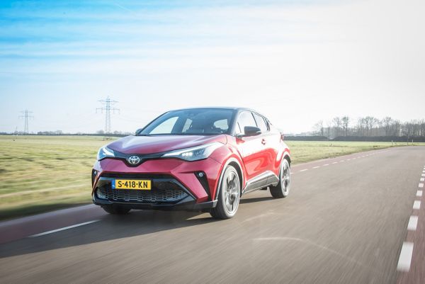 Toyota C-HR, exterieur, links voor, rood, rijdend