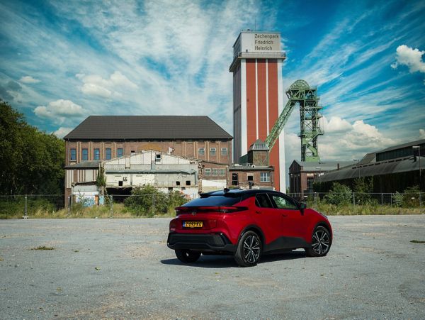 Toyota C-HR, exterieur, rechter achterzijde, schuin, roodkleurig, gebouwen