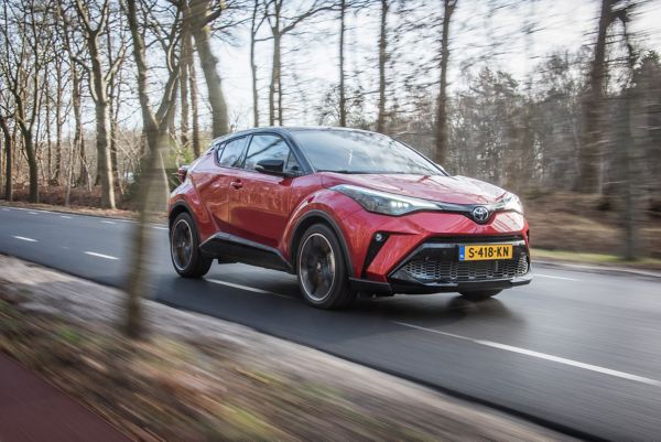 Toyota C-HR, exterieur, rechts, voor, rood, rijdend, bos