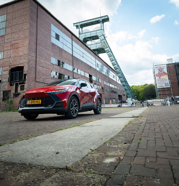 Toyota C-HR, exterieur, vooraanzicht, roodkleurig, gebouw, industriegebied