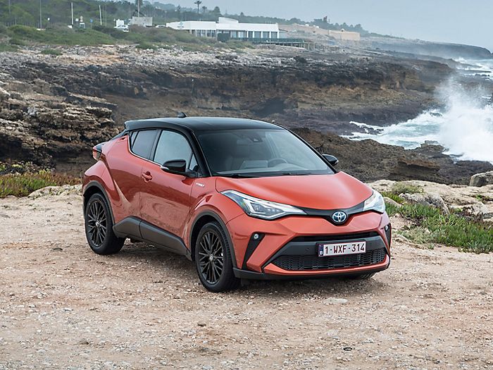 Toyota C HR exterieur voorkant driekwart links stilstaand bij zee:Medium Landscape?ts=0&resMode=sharp2&op usm=1.75,0