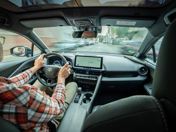  Toyota C-HR, interieur, man aan stuur, rijdend, door straten, dashboard