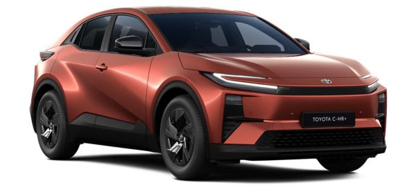 Ein metallic orangener Toyota C-HR+ steht diagonal zur Kamera auf weißem Hintergrund