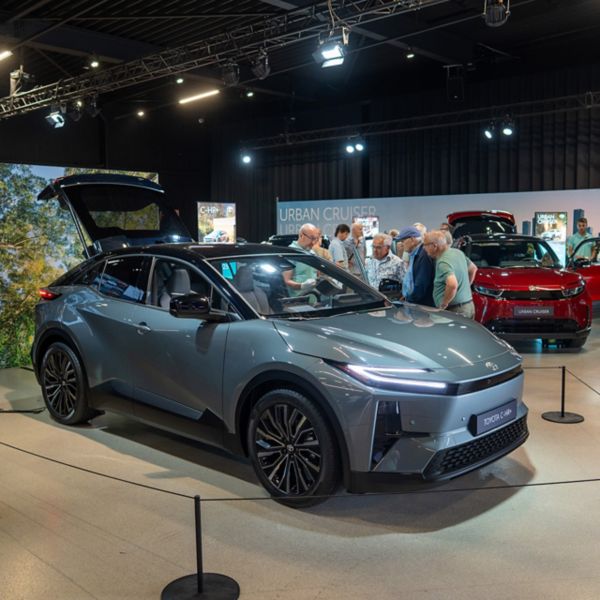 Toyota C-HR plus, EV Touch Feel, exterieur, rechter zijaanzicht, bezoekers