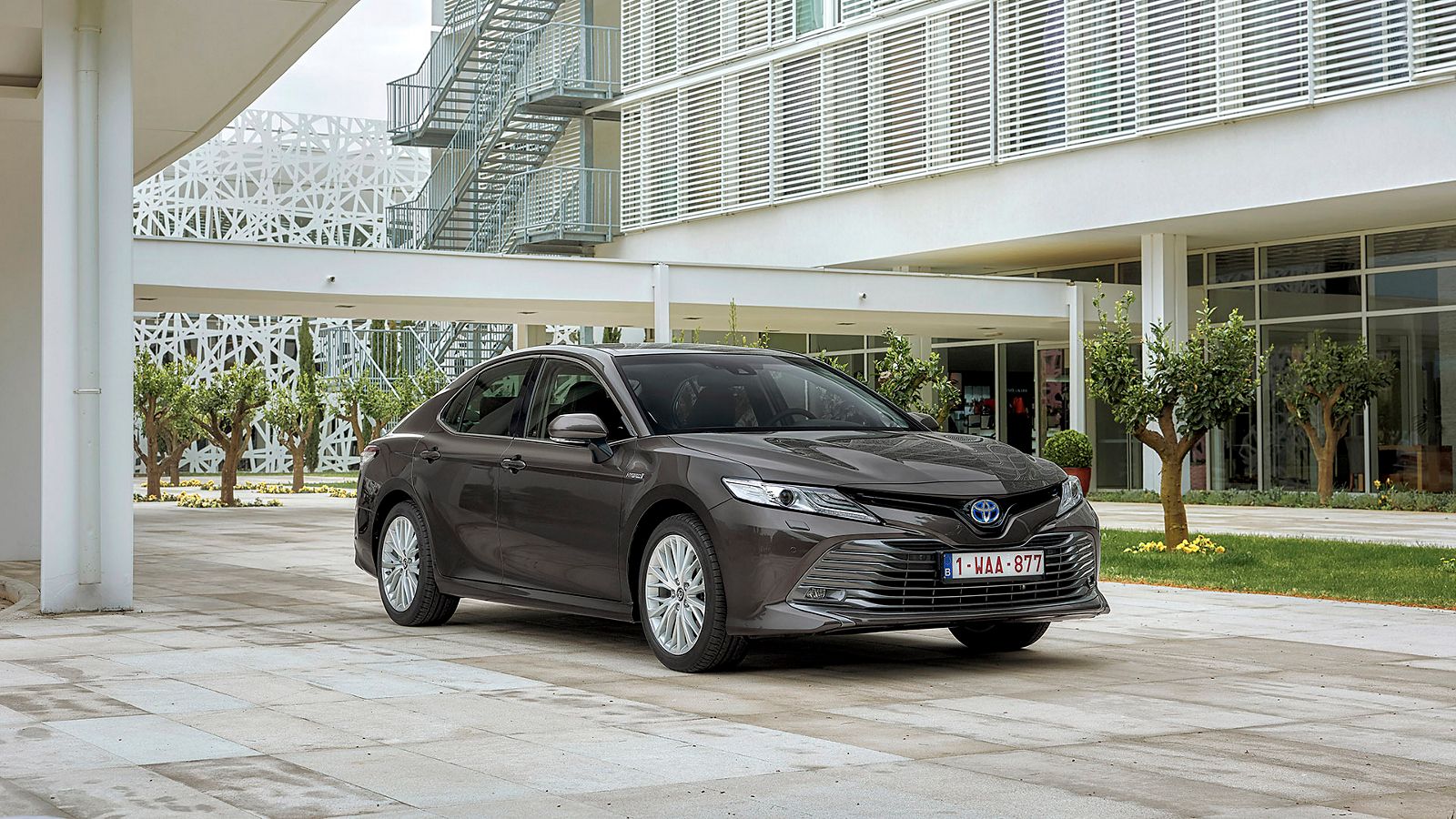 Toyota Camry, exterieur, rechtsvoor, grijs