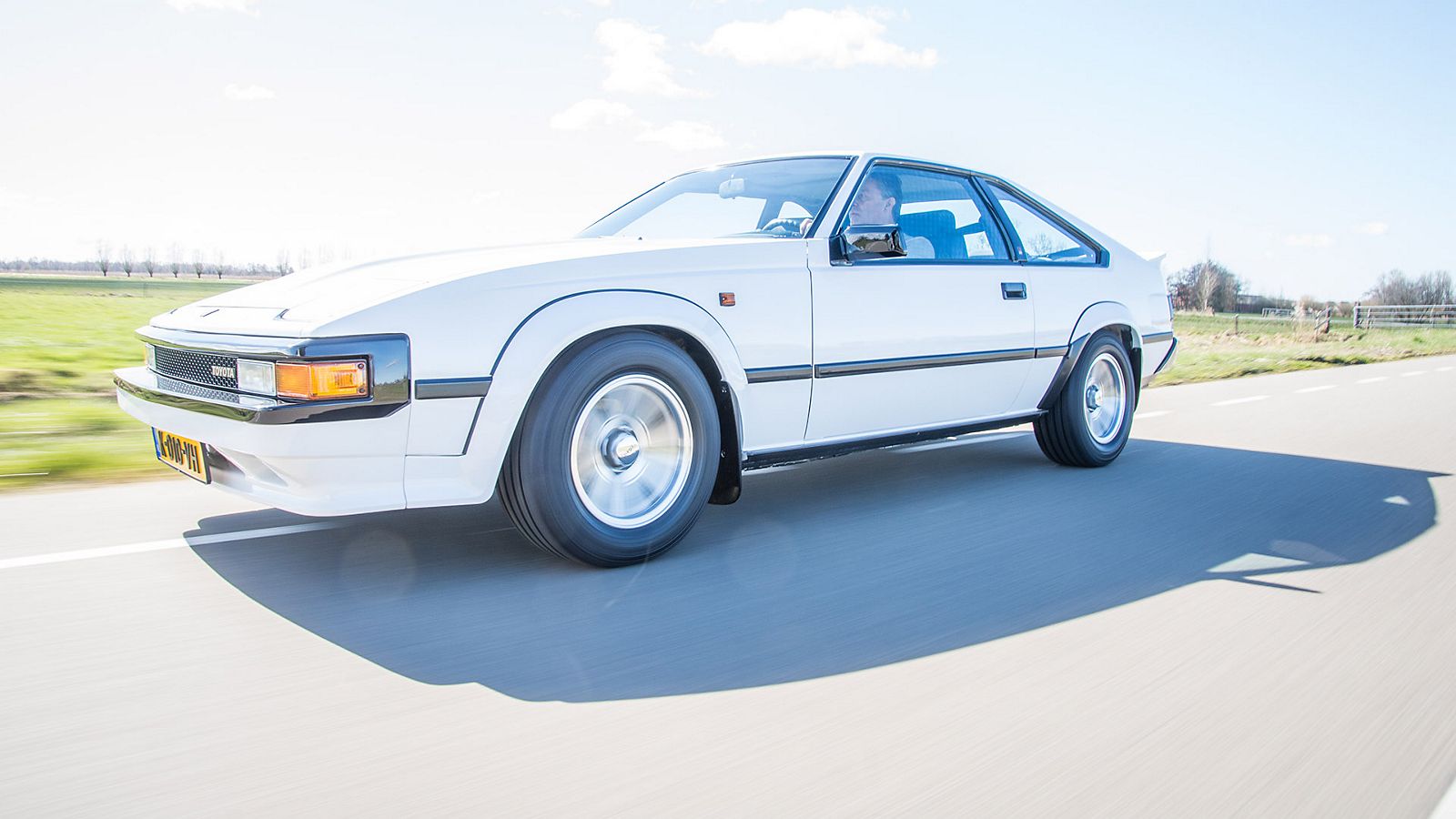 Toyota Celica Supra, exterieur, wit, linksvoor, rijdend door polder
