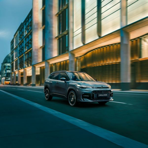 Toyota-Corolla-Cross-2025-rijdend-stad-schuin-voor