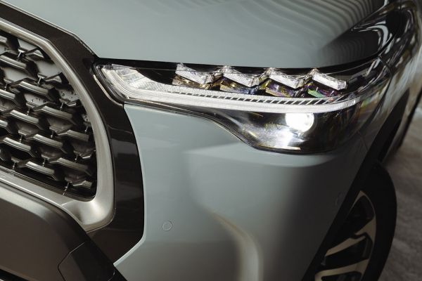 Toyota Corolla Cross close-up koplamp