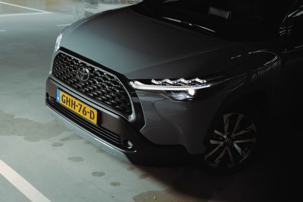 Toyota Corolla Cross driekwart zijaanzicht voorzijde