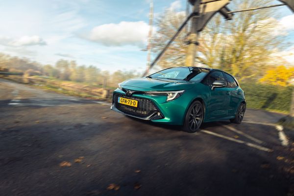 Toyota Corolla GR Sport Emerald Green driekwart vooraanzicht rijdend brug