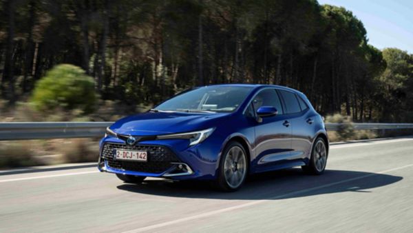 Yolda ilerleyen parlak mavi renginde Toyota Corolla Hatchback otomobil 