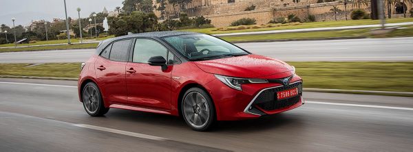 Toyota-Corolla-Hybrid-exterieur-rechtsvoor-rood