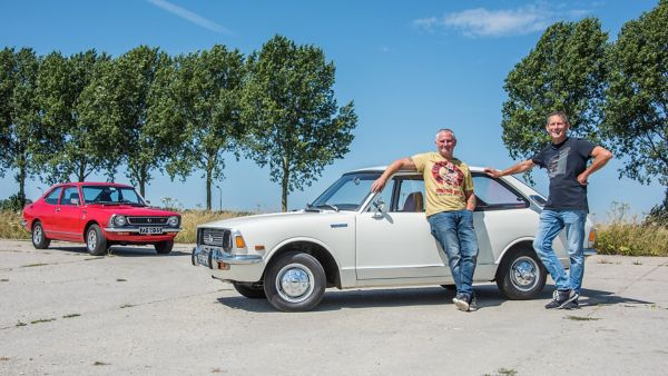 Toyota Corolla KE20 exterieur zijkant wit driekwart voor rood