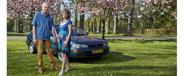 Toyota Corolla LXD 2.0, exterieur, rechtsvoor, naast Christa en Piet