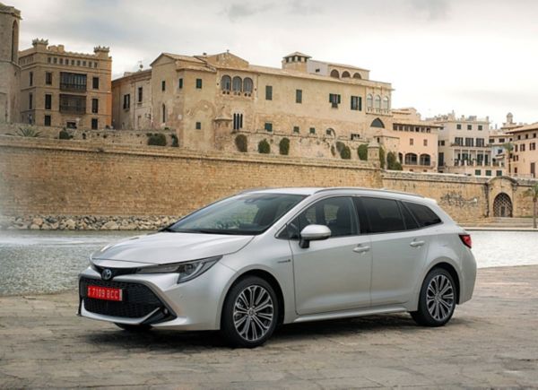 Toyota-Corolla-Touring-Sports-exterieur-rechtsvoor