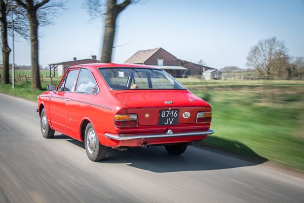 Toyota, Corolla, exterieur, driekwart, linksachter, rijdend