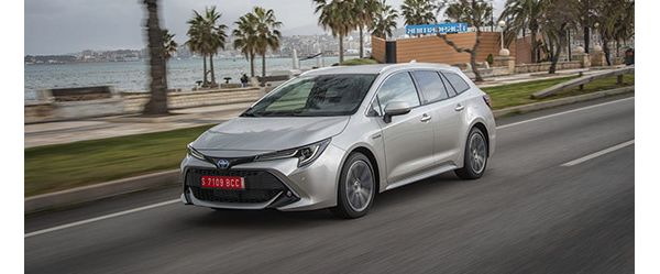 Toyota Corolla, exterieur, grijs, schuin voor, rijdend langs strand