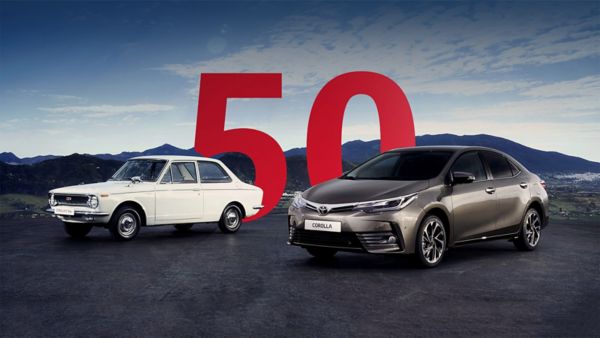 Toyota Corolla, exterieur, oud en nieuw naast elkaar, 50 jaar