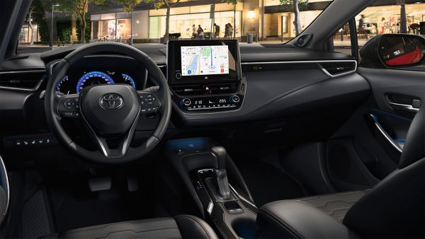 Toyota-Corolla-hybrid-rood-interieur