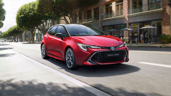 Toyota-Corolla-hybrid-rood