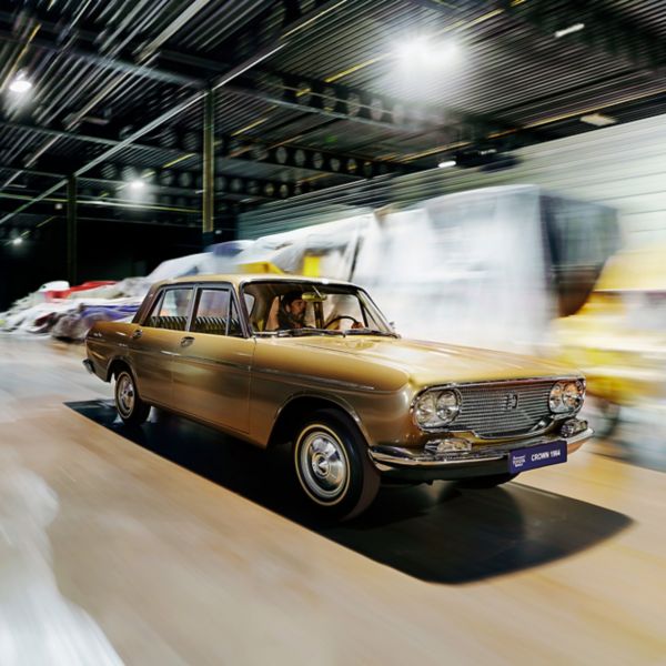 Toyota, Crown, 1964, exterieur, driekwart, linksvoor, rijdend
