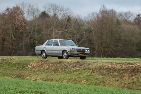 Toyota Crown 2.2 diesel, 1981, exterieur, rechts voor, grijs