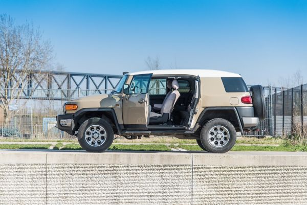 Toyota, FJ Cruiser, exterieur, stilstaand, linker zijaanzicht, open deur, beige