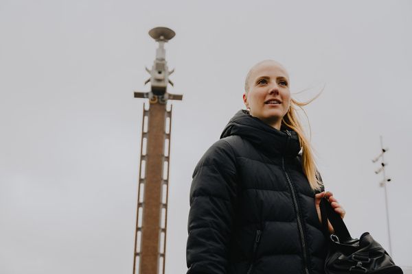 Toyota, Fleur Jong, Lifestyle, voorzijde, starend verte, achtergrond paal, veld