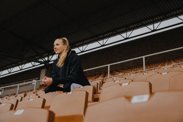 Toyota, Fleur Jong, Lifestyle, zittend op tribunes