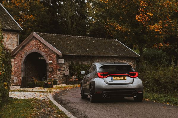 Toyota GR Yaris achterzijde rijdend bij gebouw in Gulpen