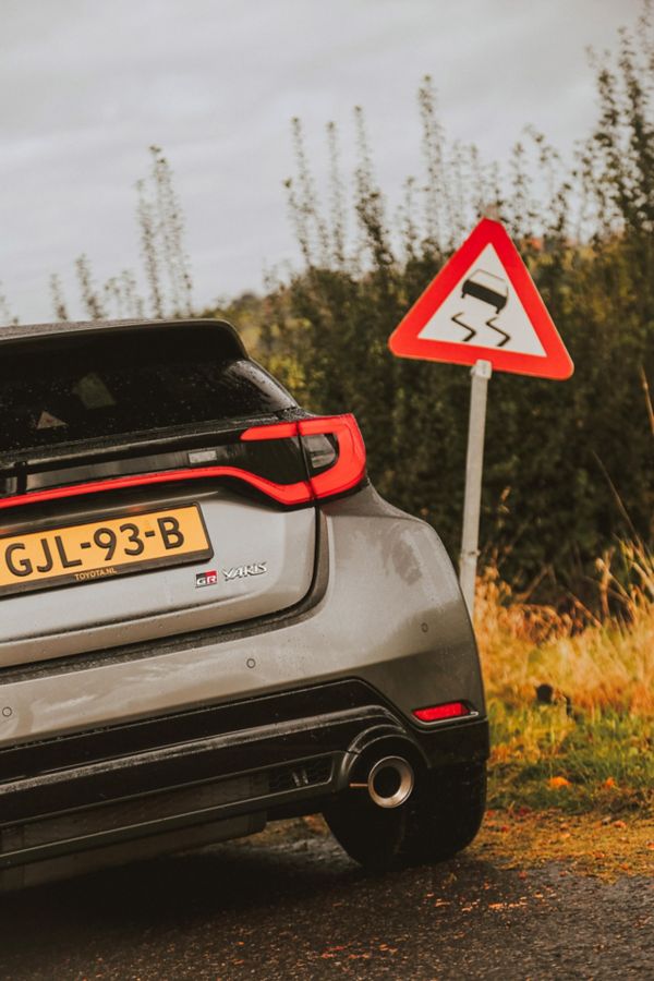 Toyota GR Yaris achterzijde verkeersbord slipgevaar