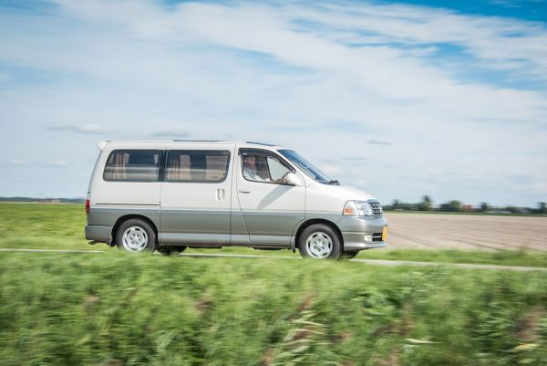 Toyota-Grand-Hi-Ace-exterieur-zijkant-rijdend-Vaste-waarde