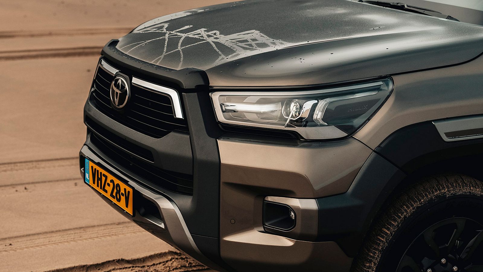 Toyota Hilux, exterieur, linksvoor, bruin, motorkap, grille