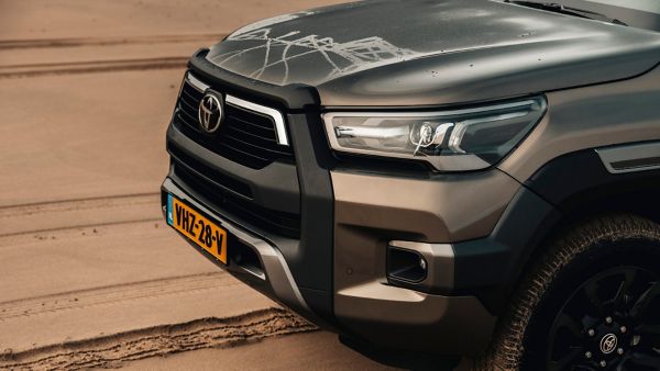 Toyota Hilux, exterieur, linksvoor, bruin, motorkap, grille