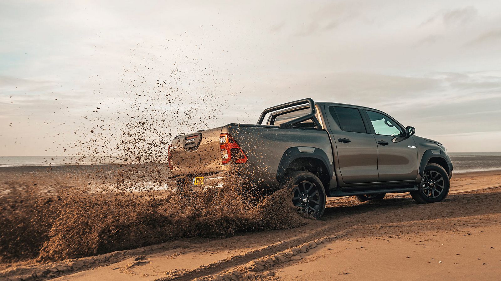 Toyota Hilux, exterieur, rechtsachter, bruin, zand
