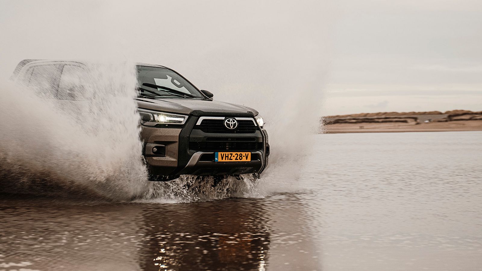 Toyota Hilux, exterieur, rechtsvoor, bruin, water