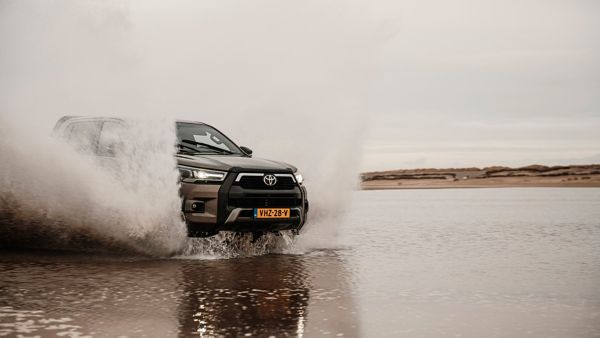 Toyota Hilux, exterieur, rechtsvoor, bruin, water