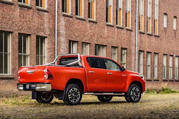 Toyota Hilux, exterieur, rood, schuin achter, rechts, industriële omgeving