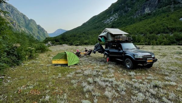 feestje, voor, ted, offroad, in, de, balkan/Toyota, Landcruiser, exterieur, rechtsvoor, kamperen