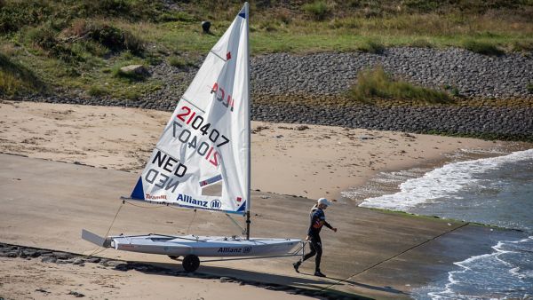 Toyota, Marit Bouwmeester sleept Laser zeilboot naar het water