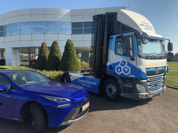 Toyota Mirai si camion cu pile de combustie