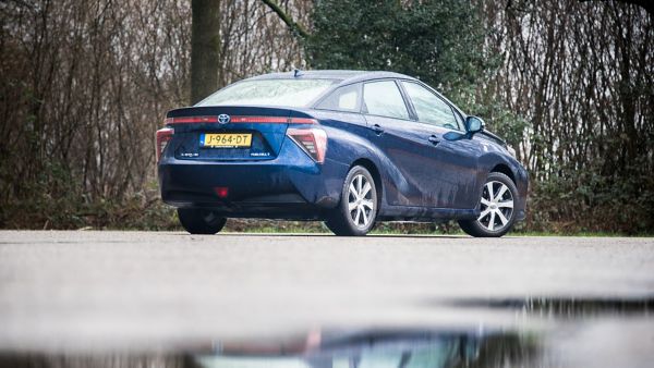 Toyota Mirai, exterieur, rechtsvoor, blauw, waterfles