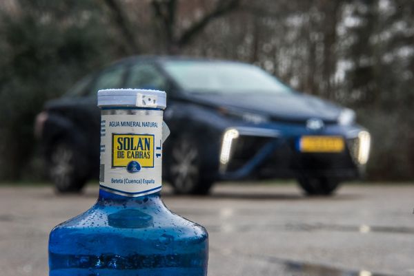 Toyota Mirai, exterieur, rechtsvoor, blauw, waterfles